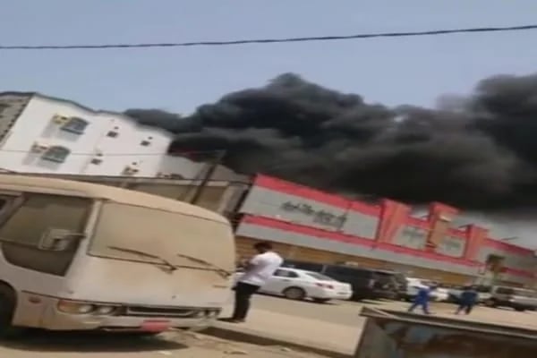 شاهد.. حريق هائل في مبنى العلاج الطبيعي بالقنفذة