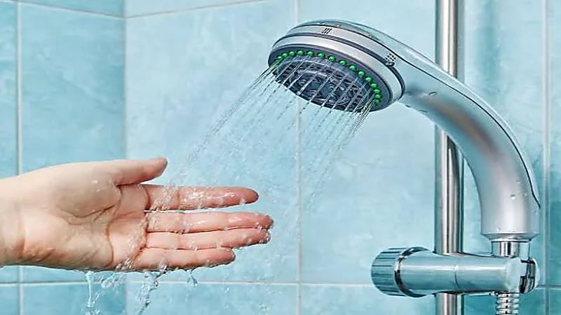 طبيب يحذر من خطورة الاستحمام اليومي