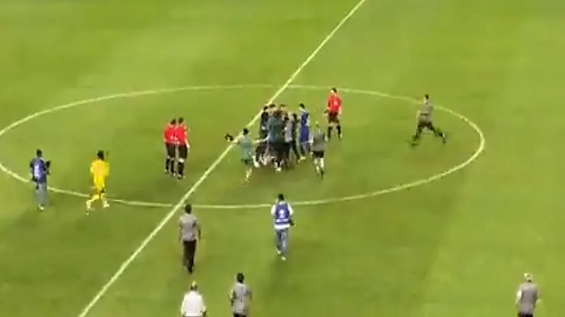 شاهد.. مشادة بين أعضاء فريقي النصر والهلال بعد نهاية المباراة