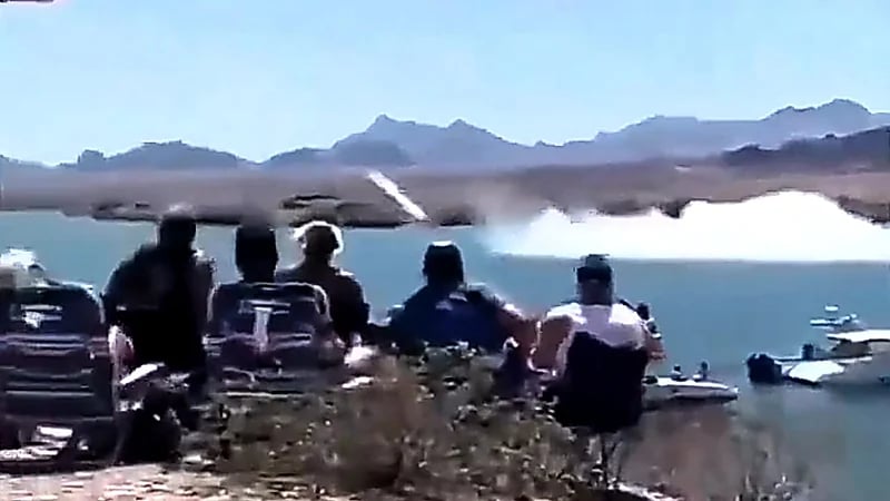 قارب يطير في الهواء بسرعة 200 ميل ويتحطم بشكل مروع.. فيديو