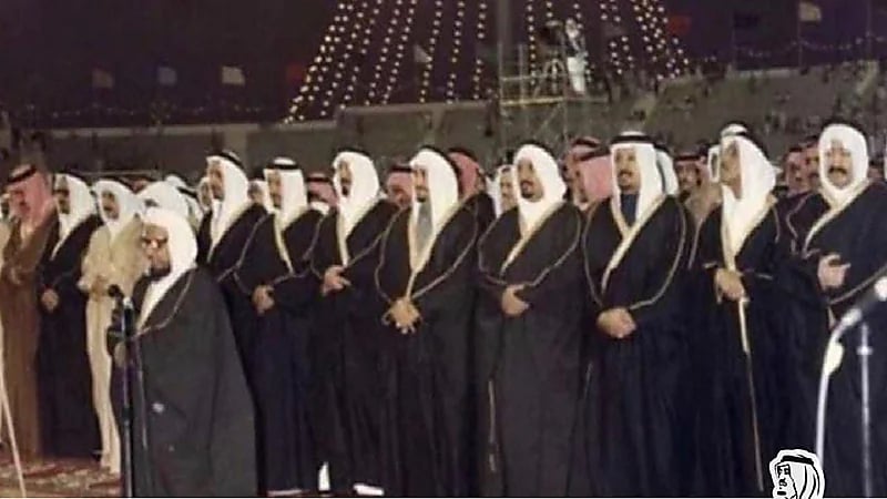 صورة نادرة تجمع الأمراء والمواطنين وقت صلاة العشاء عقب تولي الملك فهد الحكم