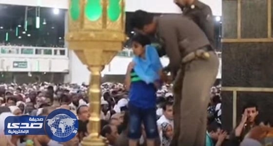 بالفيديو.. رجل أمن يقلد طفلا سترة لحمايته من الأمطار بجوار الكعبة