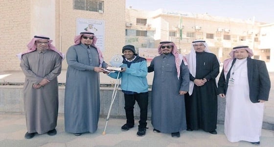 تكريم معلم واصل التدريس بـ " عكاز " في معهد العاصمة النموذجي