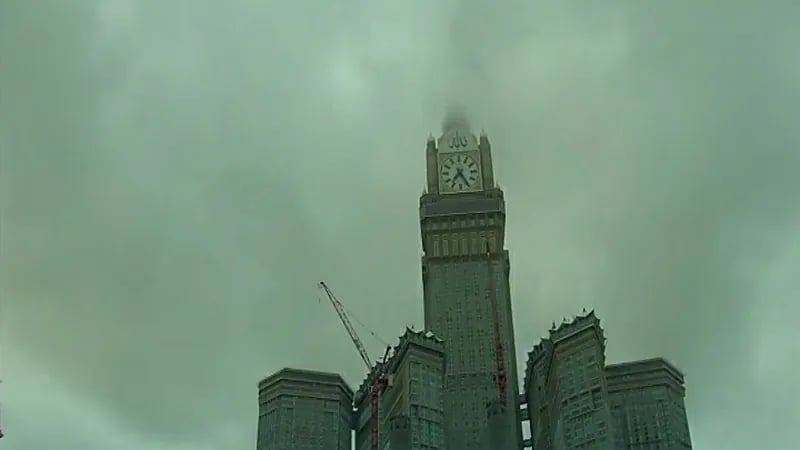 بالفيديو.. مشهد بديع للغيوم وهى تعانق برج الساعة