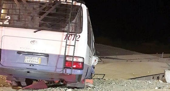 سائق باكستاني " نائم " يداهم نقطة تفتيش مطار الأمير محمد بن عبد العزيز