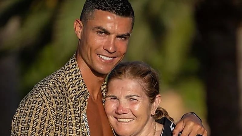 رونالدو برفقة عائلته في أحدث ظهور له محتضنًا والدته .. صور