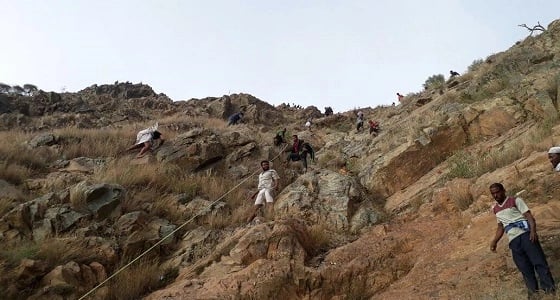 بالصور.. سقوط سيارة تقل طلابا أسفل الجبل الأسود في الريث