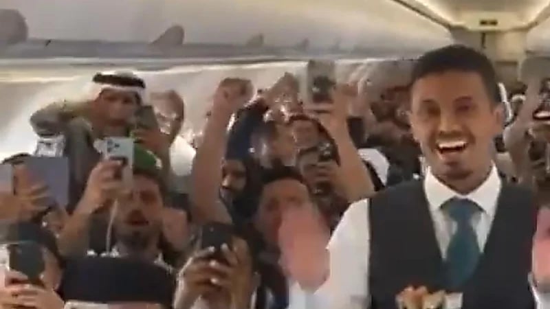 بالفيديو.. لحظة إعلان كابتن ⁧‫طيران ناس‬⁩ فوز الأخضر على الأرجنتين وفرحة المسافرين