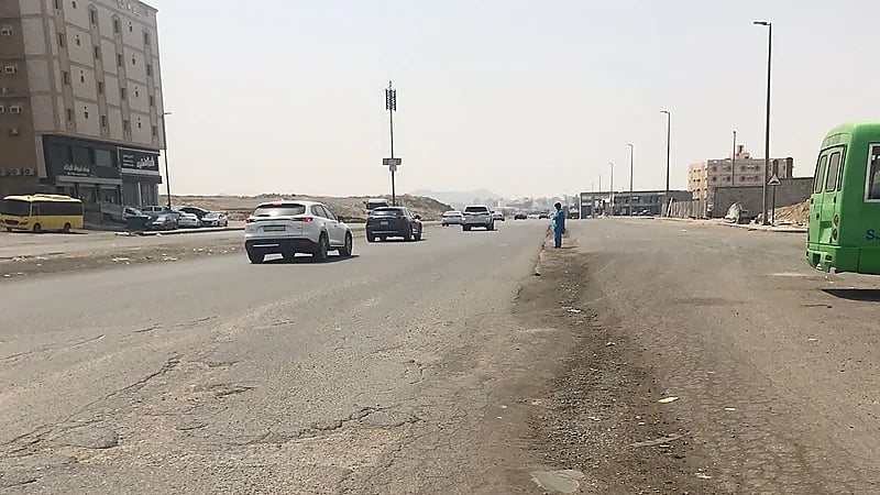 بالصور.. شكاوى سكان الريان بجدة من مداخل الحي المتهالكة ونقص الخدمات