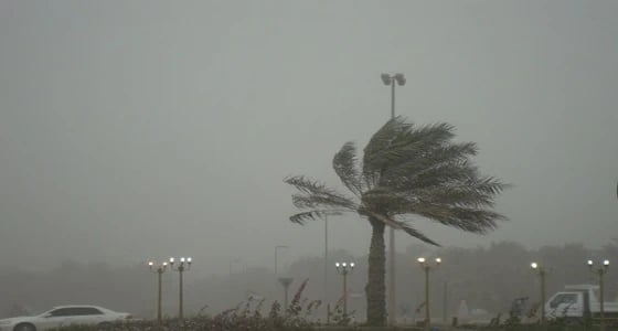 سحب رعدية مصحوبة برياح نشطة على الرياض