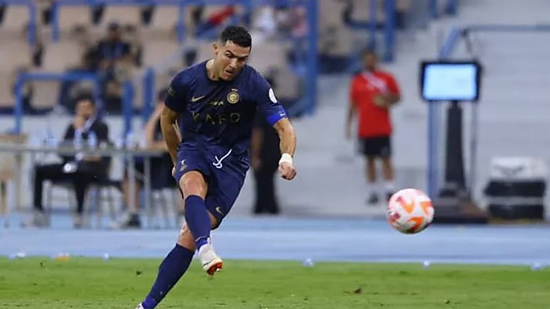 عطيف معلقًا على مهارات رونالدو: كنت 37 في الملاعب وكنت يالله أمشي .. فيديو