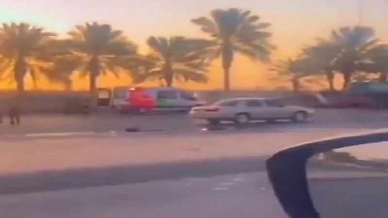 شاهد.. تصادم سيارة " بيك آب " وشاحنة تحمل مواد مشتعلة على أحد الطرق بالرياض