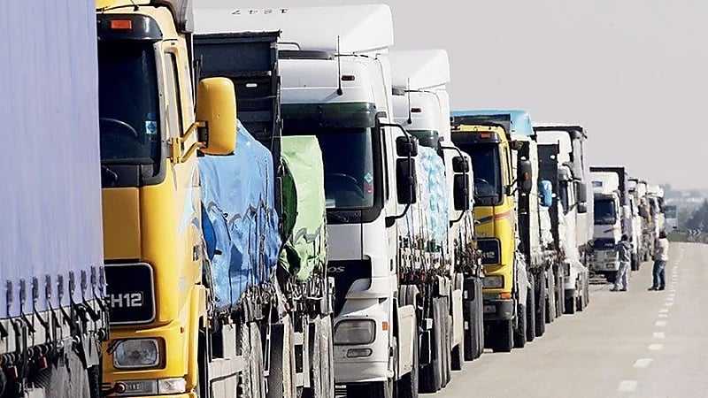 مرور الرياض يمنع دخول الشاحنات إلى طريق الملك فهد