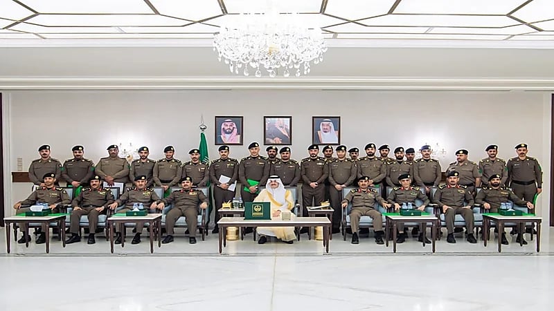 أمير الشرقية يستقبل مدير شرطة المنطقة ويكرم الضباط والأفراد المتميزين