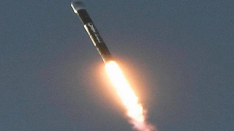 انفجار صاروخ فضائي في سماء كاليفورنيا