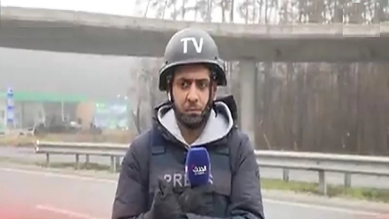 بالفيديو.. سقوط صاروخ قرب "مراسل" في كييف