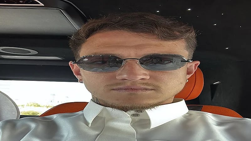 أوتافيو يرتدي الزي الوطني احتفالا بيوم التأسيس