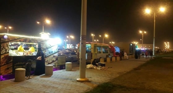 بالفيديو..بعد إزالة عرباتهم دون إنذار..معاناة مالكي " العربات المتنقلة " بجازان