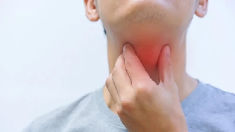 "الذيابي" يوضح أسباب الشعور بكتلة في الحلق