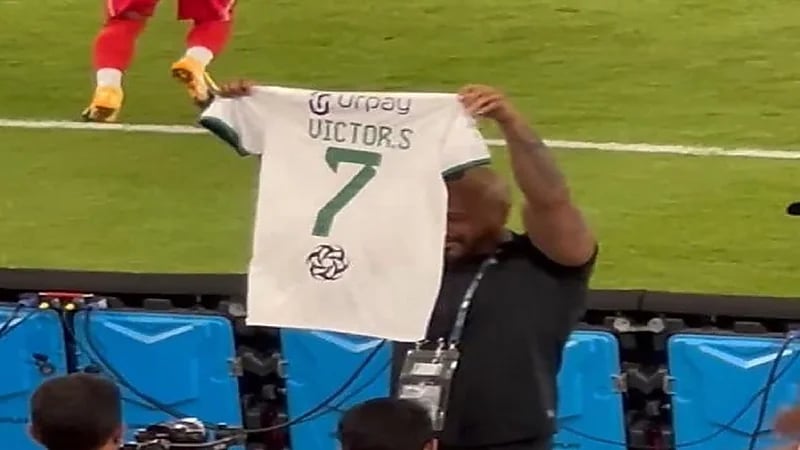 سيموس يرفع قميص الأهلي في لقاء الوحدة .. فيديو