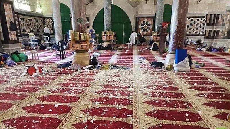 معتكفون يشرعون بتنظيف "الأقصى" بعد انسحاب قوات الاحتلال