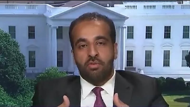 أستاذ قانون يحذر من منتجات شركة ⁧‫ديزني‬⁩ القادمة بعد إعلانها دعم الشذوذ