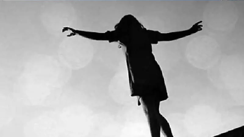 فتاة تقفز من الدور الرابع بعد علمها برغبة زوجها في الزواج من أخرى