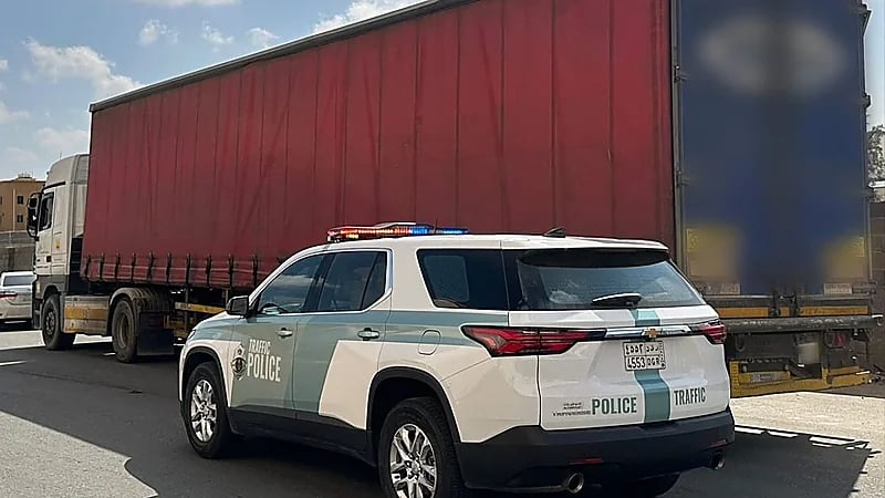 ضبط قائد شاحنة خالف أنظمة السير بعسير