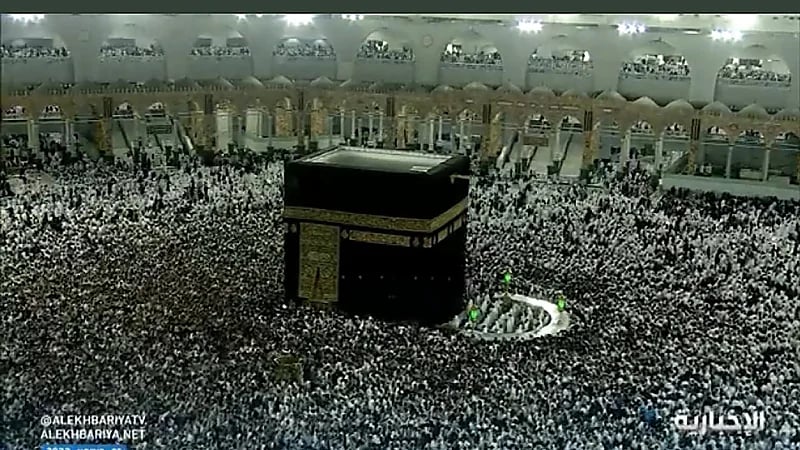 بالفيديو.. المعتمرون يرسمون أجمل هندسة إلهية حول الكعبة في صحن الطواف