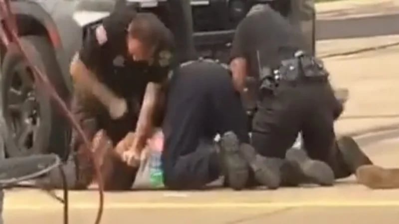 بالفيديو.. ضباط يعتدون على أحد المحتجزين بوحشية