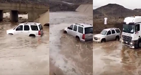 بالفيديو.. سائق متهور ينجو من الموت في سيل متدفق
