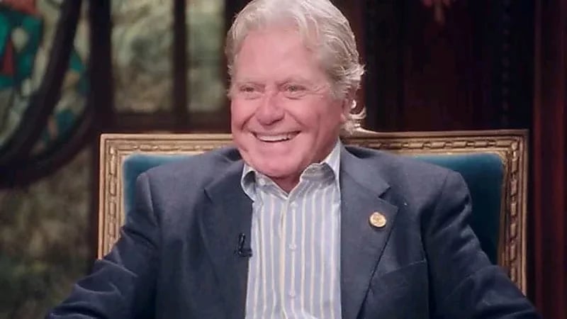 بالفيديو.. حسين فهمي: "ضحكت على شائعة زواجي من أنغام"