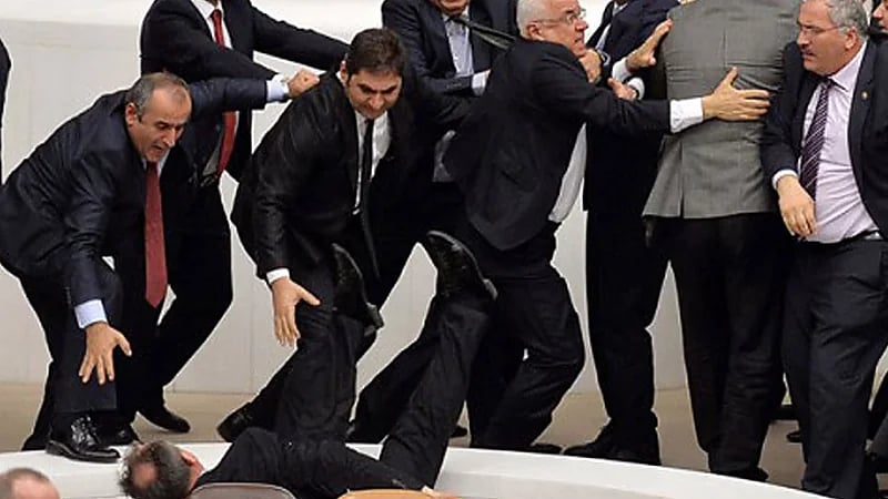 بعد عراك البرلمان..نائب تركي في وضع حرج