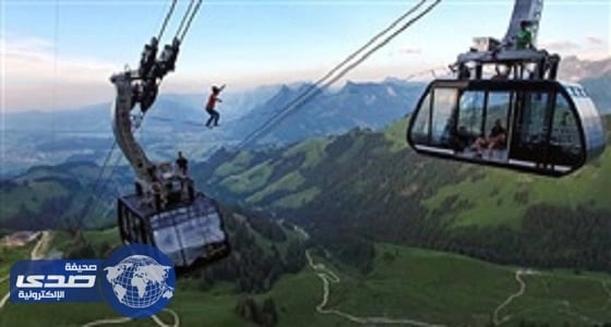 بالصور.. شاب يسير على أسلاك التلفريك دون خوف