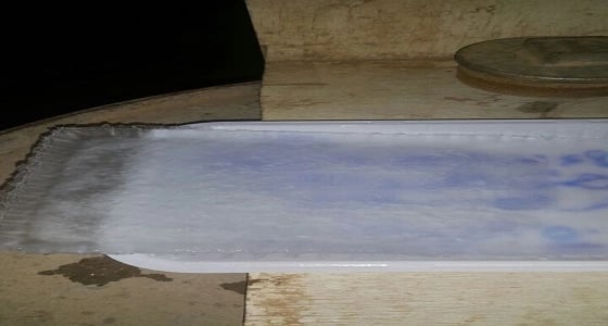 بالصور.. مواطن يقوم بتجربة لتجمد المياه في موسم المربعانية