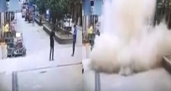 بالفيديو.. الألعاب النارية تتسبب في انفجار هائل بخزان صرف صحي