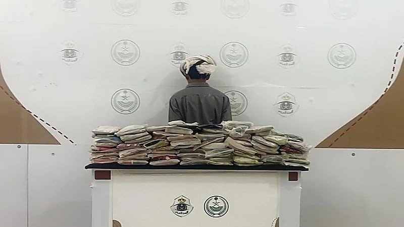 القبض على شخص بحوزته مواد مخدرة بعسير