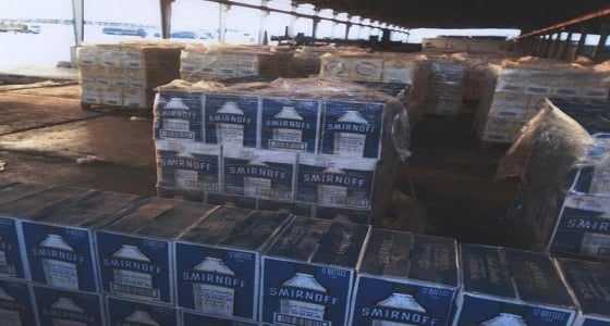 بالصور.. الجمارك تحبط تهريب 15 ألف زجاجة خمر مخبأة بإرسالية " مياه ورد "