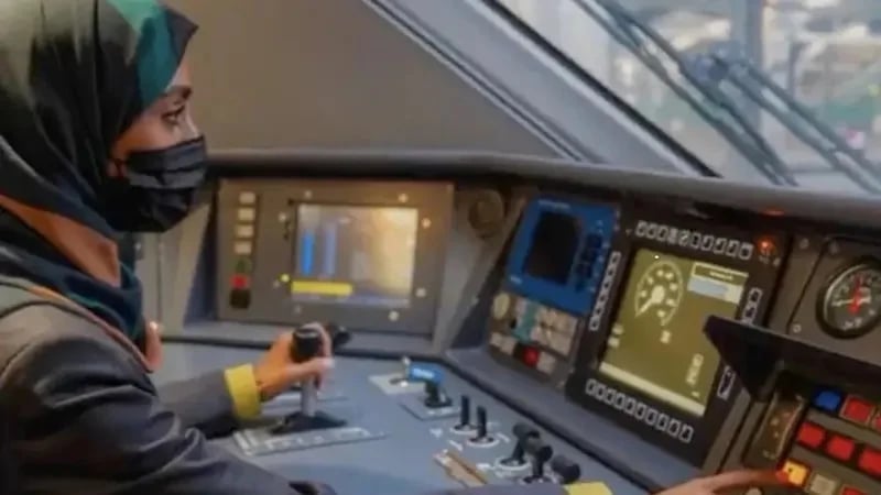 31 مواطنة يقدن القطارات في المملكة