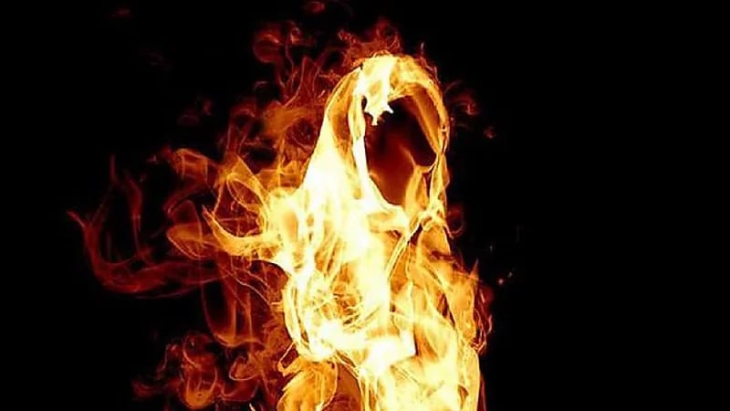 أم تُشعل النيران في طفلها بعد أن كشف سرها