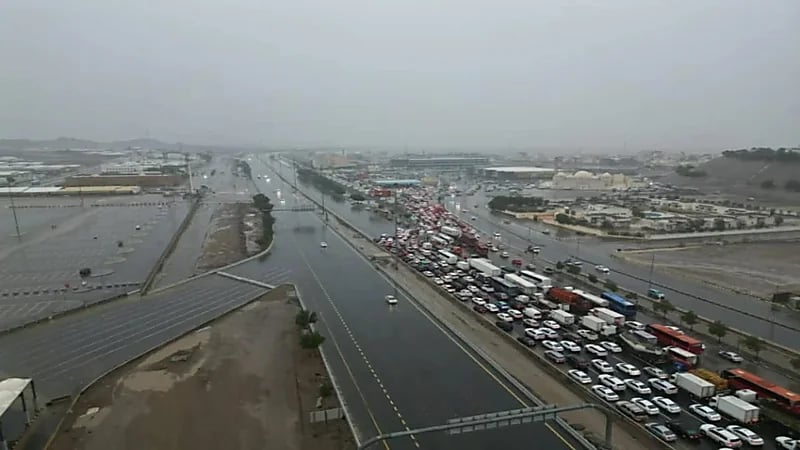 تحويل حركة طريق "مكة -جدة" السريع بسبب السيول المنقولة
