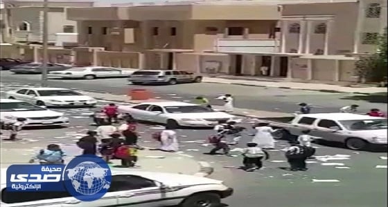 العيسى يوجه بالتحقيق في واقعة تمزيق الكتب بتبوك ويعفي مدير المدرسة «فيديو»