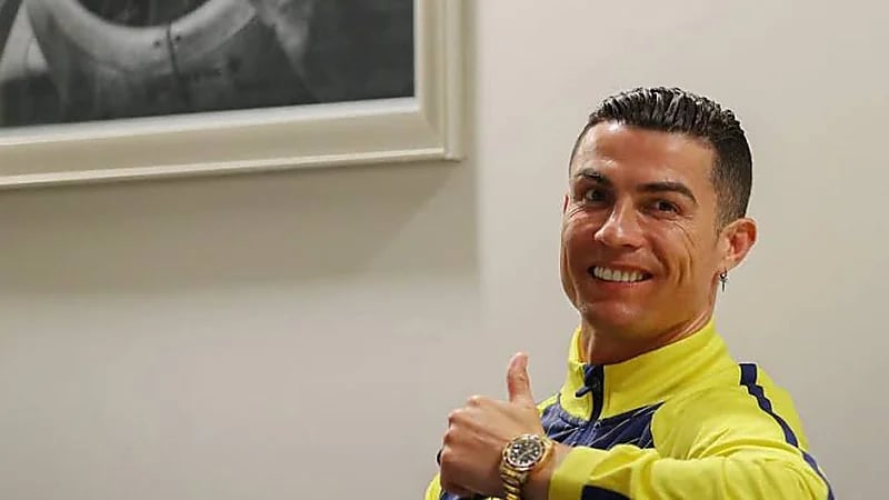 كريستيانو في نزهة إلي المقهي فتتحول إلي جلسة تصوير .. فيديو