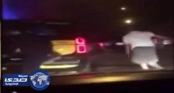 بالفيديو.. مطاردة مثيرة بين رجال أمن وشباب بالكويت تنتهي بطلقات تحذيرية