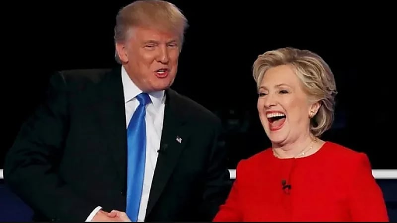 صورة.. كلينتون تسخر من تفتيش منزل ترامب