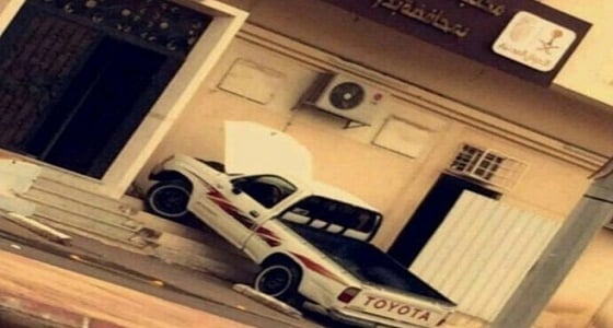 شاب يقتحم بمركبته مبنى الأحوال المدنية في محافظة بدر