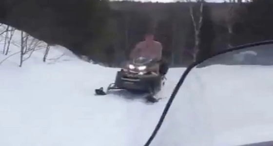 زوجة تداعب زوجها بإخفاء ملابسه