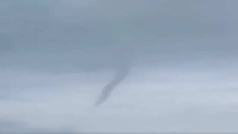 شاهد.. شاهقة مائية تتشكل أمام ساحل جدة