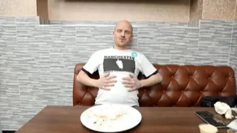 رجل يتلقى صدمة كبيرة بعد تناول 124 وجبة كباب في شهر