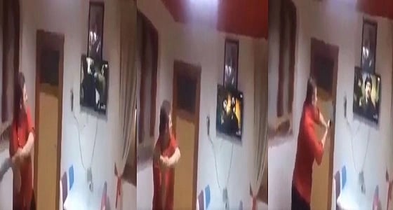 بالفيديو.. رد فعل صادم لرجل أثناء مشاهدته مسلسل تاريخي